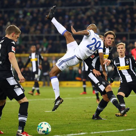 Spieler vom FC Schalke und Borussia Mönchengladbach im Kampf um den Ball