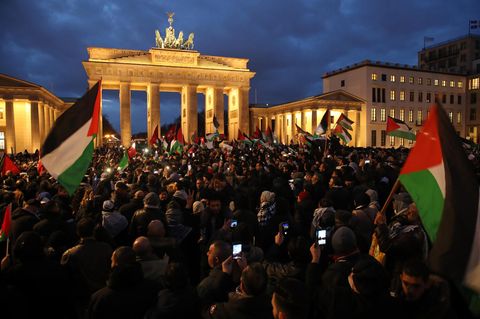 Mehrere Tausend Muslime demonstrierten vor dem Brandenburger Tor gegen die Entscheidung von US-Präsident Donald Trump, Jerusalem als Hauptstadt Israels anzuerkennen. Dabei wurden auch Flaggen mit Davidstern in Brand gesetzt.