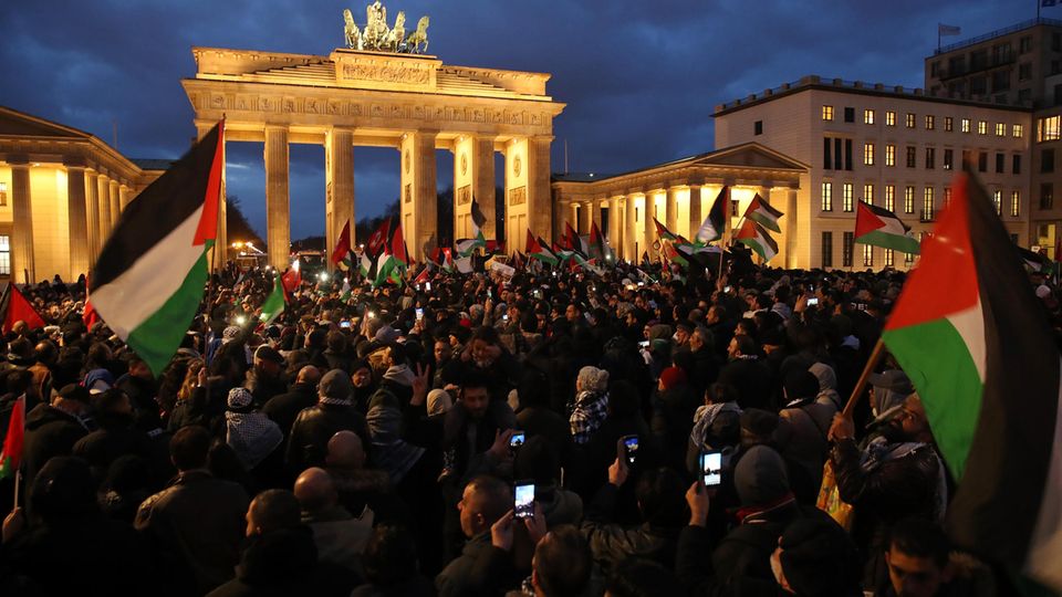 Mehrere Tausend Muslime demonstrierten vor dem Brandenburger Tor gegen die Entscheidung von US-Präsident Donald Trump, Jerusalem als Hauptstadt Israels anzuerkennen. Dabei wurden auch Flaggen mit Davidstern in Brand gesetzt.