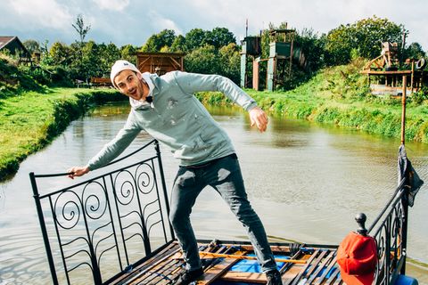 Ein wahr gewordener Kleinejungstraum: Fynn Kliemann schippert über seinen selbst ausgebaggerten Teich