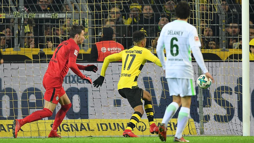 Pierre-Emerick Aubameyang vom BVB (gelb) gibt dem Ball Begleitschutz über die Torlinie Pierre-Emerick Aubameyang vom BVB (gelb) gibt dem Ball Begleitschutz über die Torlinie
