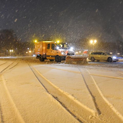 Schnee und Eis: Wintereinbruch sorgt für Verkehrschaos - Ausfälle im Bahn- und Flugverkehr