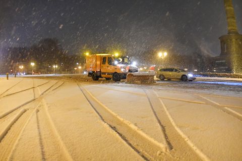 Schnee und Eis: Wintereinbruch sorgt für Verkehrschaos - Ausfälle im Bahn- und Flugverkehr
