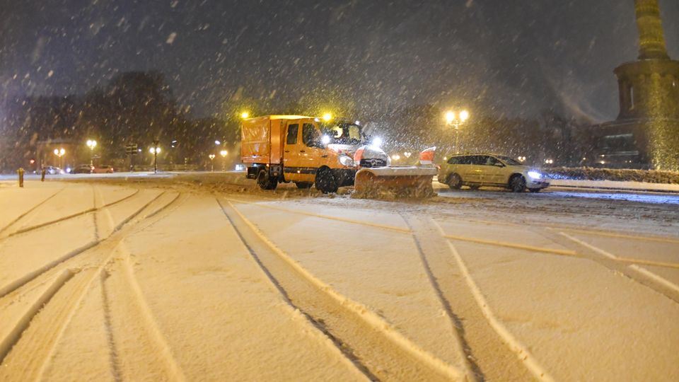 Schnee und Eis: Wintereinbruch sorgt für Verkehrschaos - Ausfälle im Bahn- und Flugverkehr