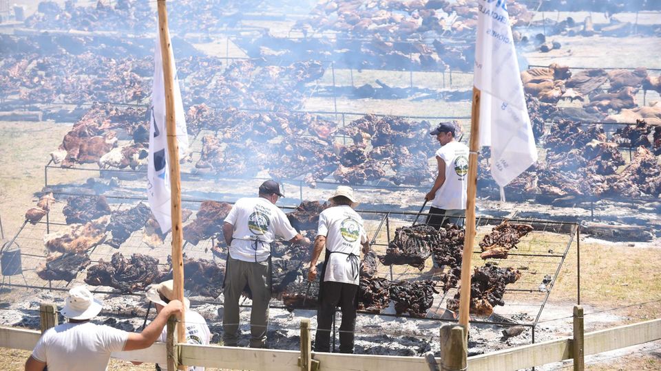 Fleischberge auf Spezialgrills: Das Rekordgrillfest in Minas, rund 120 Kilometer von Uruguays Hauptstadt Montevideo