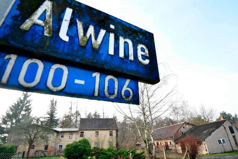 Straßenschild Alwine mit Blick auf das für 140.000 Euro versteigerte Dorf