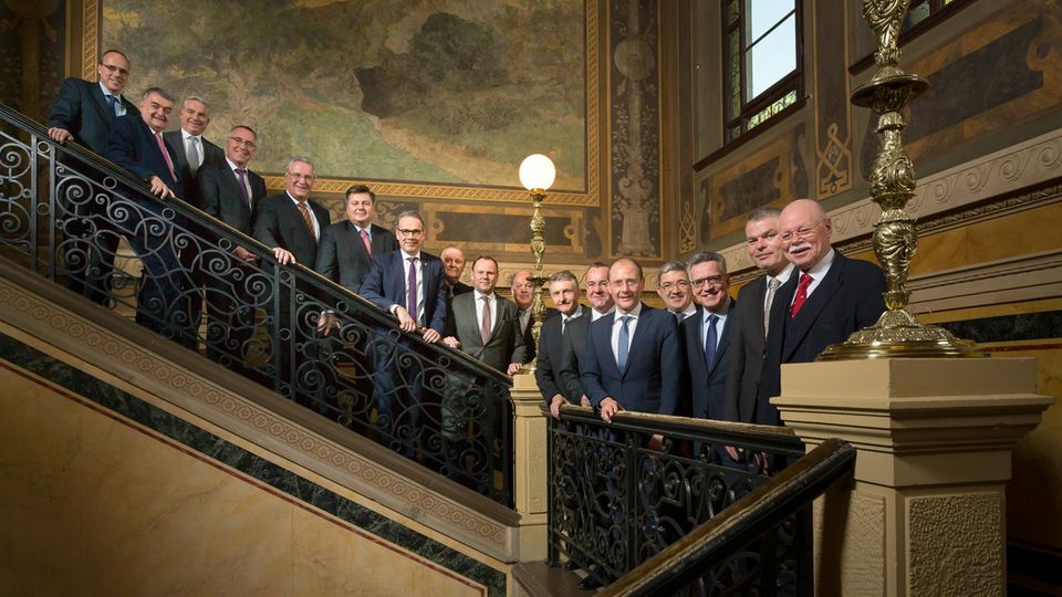 Das Gruppenbild der 17 Innenminister sorgt für Diskussionen in sozialen Netzwerken wie Twitter