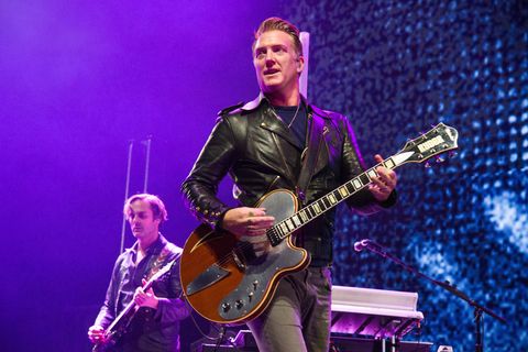 Queens-Of-The-Stoneage-Frontmann Josh Homme tritt Fotografin bei Konzert