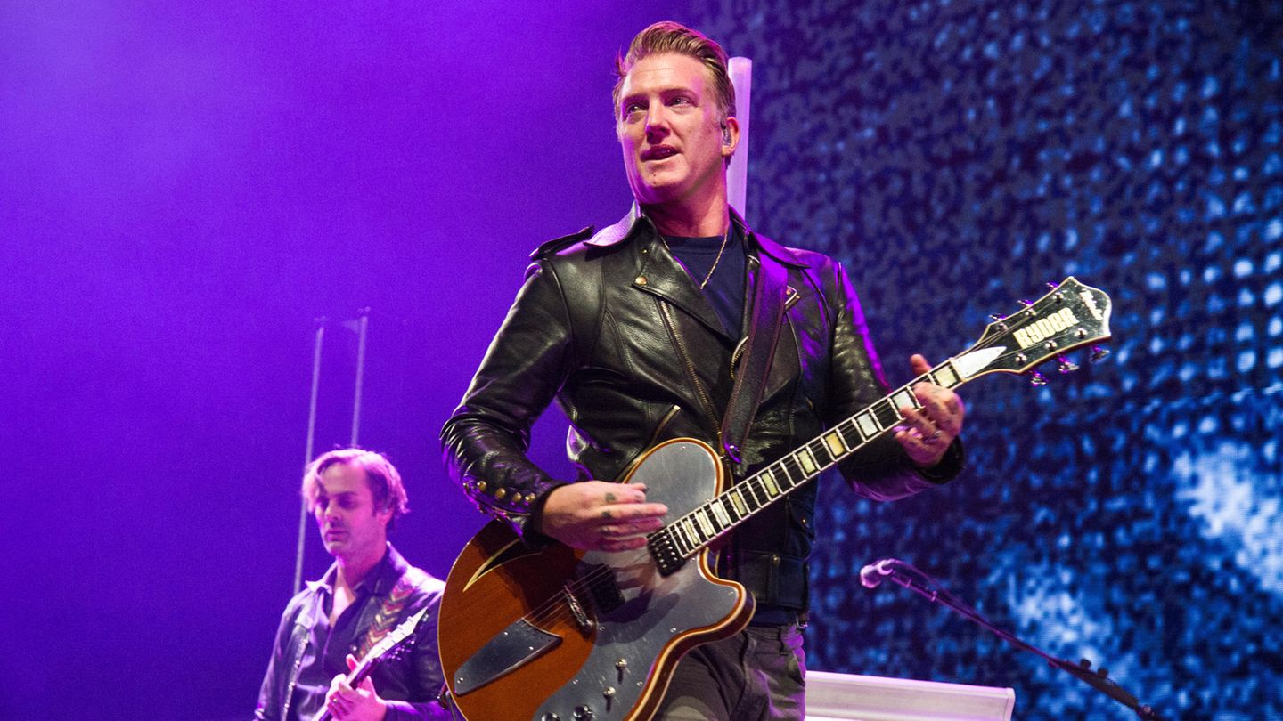 Queens Of The Stone Age Sanger Tritt Kamera Und Verletzt Fotografin Stern De