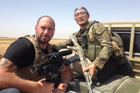 Der ehemalige Angehörige des Royal Marine Commandos, Emile Ghessen, folgte den Kämpfern direkt an die Front. Das Stirnband des Soldaten ist das Versprechen seiner Entschlossenheit.