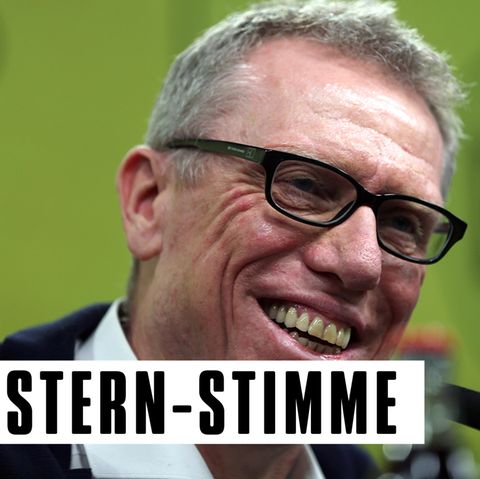 Peter Stöger sitzt bei der Vorstellung als neuer Trainer vor einer gelben Wand mit Logo von Borussia Dortmund