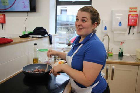 Emily beim Kochen in der Nanny-Schule