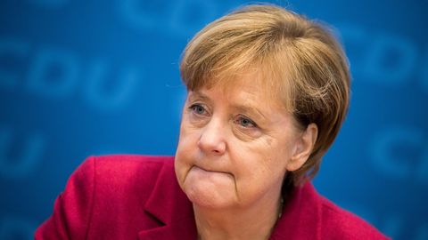 Angela Merkel in rotem Jacket mit zusammengekniffenen Lippen - Sie hält nichts von einer Minderheitsregierung