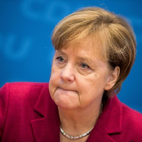 Angela Merkel in rotem Jacket mit zusammengekniffenen Lippen - Sie hält nichts von einer Minderheitsregierung