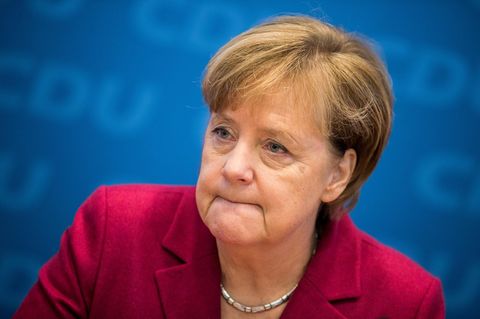 Angela Merkel in rotem Jacket mit zusammengekniffenen Lippen - Sie hält nichts von einer Minderheitsregierung