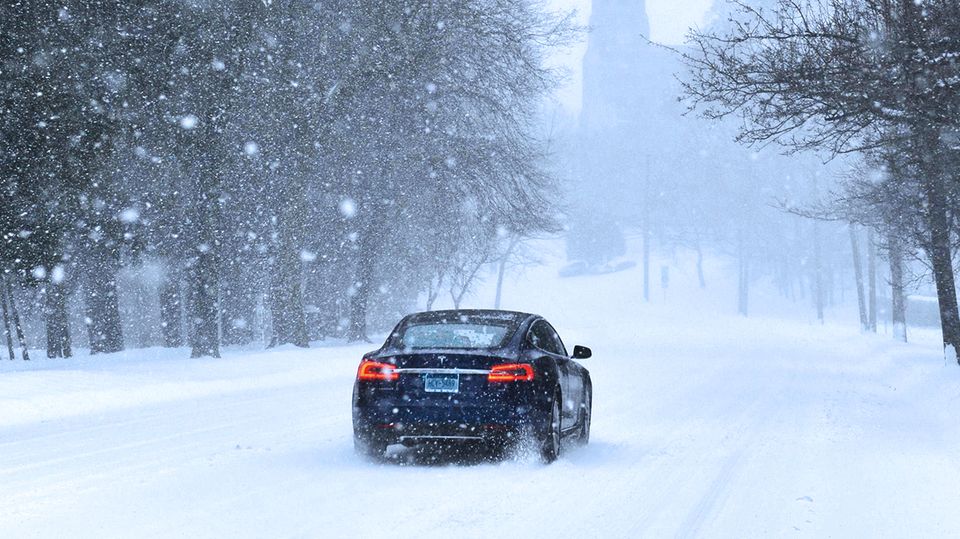 Eis und Schnee: Mit diesen Tipps beim Autofahren kommen Sie sicher durch den Winter