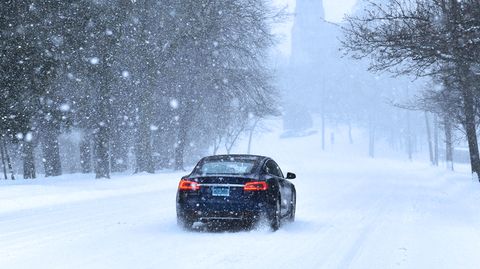 Schnee und Glatteis: Wintereinbruch verursacht etliche Unfälle auf Deutschlands Straßen