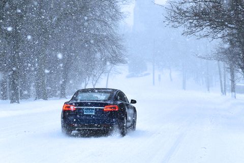 Eis und Schnee: Mit diesen Tipps beim Autofahren kommen Sie sicher durch den Winter
