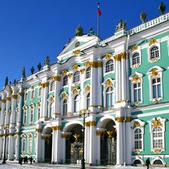 Russland: St. Petersburg  Zu den beliebtesten Zielen in der Ostsee gehört die Metropole am Ostende des Finnischen Meerbusens. Doch die sieben Anlegestellen liegen im Hafen auf der Vasilyevsk-Insel in der Newa-Mündung, nicht wirklich in Fußgänger-Distanz zur Stadt. Außerdem benötigt man zur Einreise ein Visum, was vorher beantragt sein muss. Nimmt jedoch an einem organsierten Landausflug teil, entfällt die Visumspflicht.  Infos: www.portspb.ru/de
