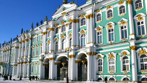 Russland: St. Petersburg  Zu den beliebtesten Zielen in der Ostsee gehört die Metropole am Ostende des Finnischen Meerbusens. Doch die sieben Anlegestellen liegen im Hafen auf der Vasilyevsk-Insel in der Newa-Mündung, nicht wirklich in Fußgänger-Distanz zur Stadt. Außerdem benötigt man zur Einreise ein Visum, was vorher beantragt sein muss. Nimmt jedoch an einem organsierten Landausflug teil, entfällt die Visumspflicht.  Infos: www.portspb.ru/de