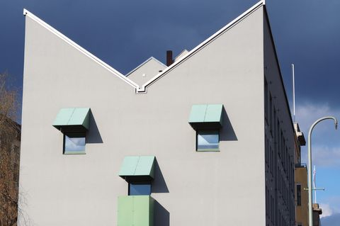 Die Fassade eines Hauses sieht aus wie ein Gesicht, aufgenommen in Berlin