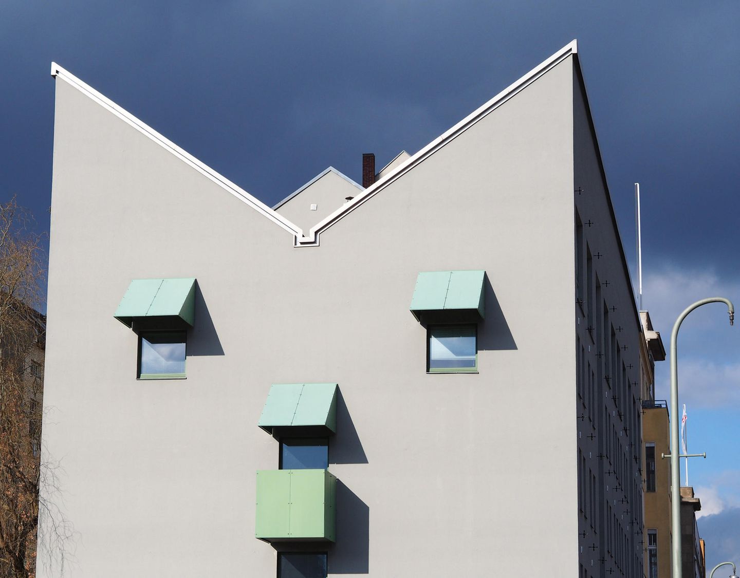Die Fassade eines Hauses sieht aus wie ein Gesicht, aufgenommen in Berlin