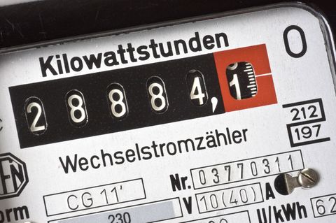 Eigentlich müsste Strom für Kunden derzeit günstiger werden. Doch die Realität sieht oft anders aus.
