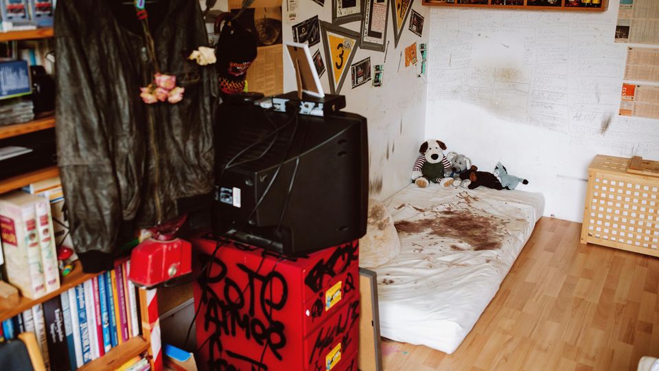 Suizid eines Jugendlichen: Das Zimmer von Jan Frederick in der Wohnung seiner Eltern. Die Matratze hat Blutflecken vom Ritzen, an den Wänden stehen Namen und Telefonnummern von Bekannten Das Zimmer von Jan Frederick in der Wohnung seiner Eltern. Die Matratze hat Blutflecken vom Ritzen, an den Wänden stehen Namen und Telefonnummern von Bekannten