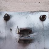 Wer glubscht mich da an? Die Halterung für das Scharnier eines Tores sieht aus wie ein Gesicht.