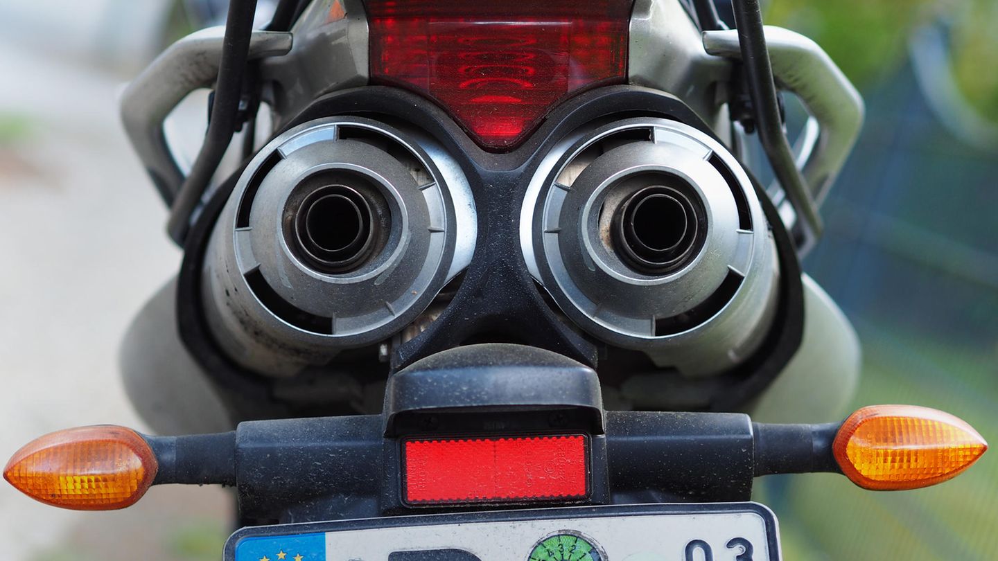 Die beiden Auspuff-Rohre dieses Mopeds erinnern an Augen