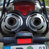 Die beiden Auspuff-Rohre dieses Mopeds erinnern an Augen