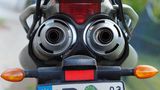 Die beiden Auspuff-Rohre dieses Mopeds erinnern an Augen