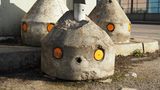 Irgendwie putzig: Ein Betonpoller mit Leuchtreflektoren macht große Augen.