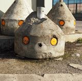Irgendwie putzig: Ein Betonpoller mit Leuchtreflektoren macht große Augen.