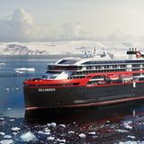 "Roald Amundsen" von Hurtigruten  Der senkrechte Bug liegt voll im Trend. So auch bei dem Hybrid-Expeditionsschiff "Roald Amundsen" von Hurtgruten, ein Entwurf des norwegischen Schiffsdesigners Espen Øino. Ab Juli 2018 kreuzt das für maximal 530 Passagiere ausgelegte Flaggschiff von Hurtigruten einige Male ab Hamburg und später in den Gewässern der Polarregionen Arktis und Antarktis.  Daten: 140 Meter Länge,  20.889 BRZ, 530 Passagiere, www.hurtigruten.de