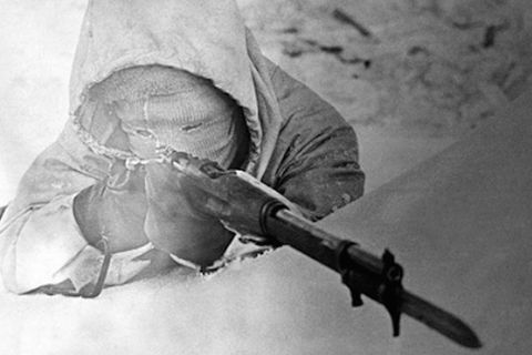 Simo Häyhä in einer nachgestellten Szene.