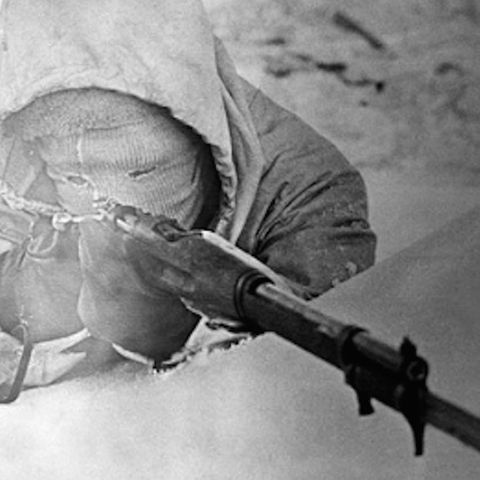 Simo Häyhä in einer nachgestellten Szene.