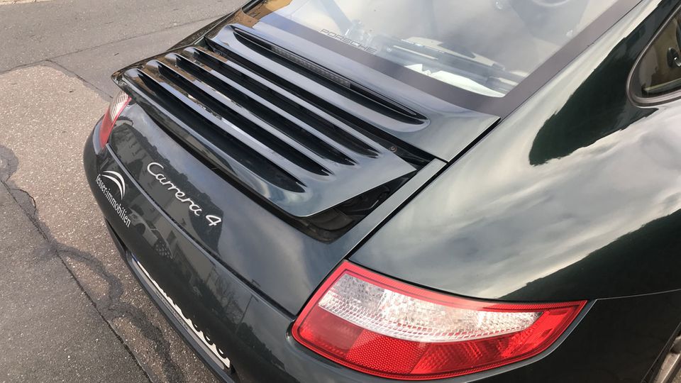 Reportage: Schicker Dienstwagen: Wenn man schon von Besichtigung zu Besichtigung hetzen muss, dann wenigstens mit ordentlich PS. Schicker Dienstwagen: Wenn man schon von Besichtigung zu Besichtigung hetzen muss, dann wenigstens mit ordentlich PS.