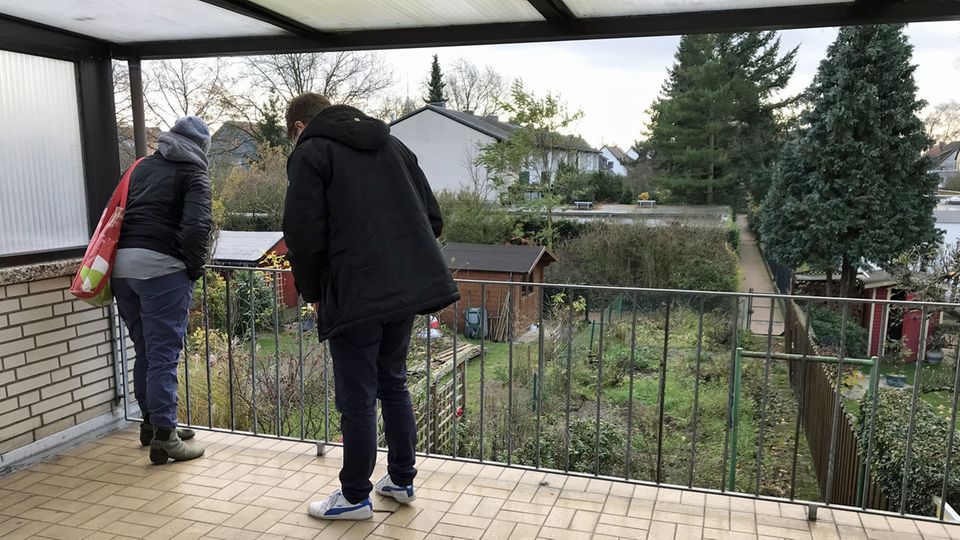 Kritischer Blick auf bröckelnde Kacheln: Sebastian Fesser besichtigt mit einer Interessentin die "Penthouse-Dachterrasse"