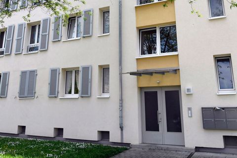 Aus dem zweiten Stock dieses Wohnhauses soll der Angeklagte das zwei Monate alte Baby geworfen haben