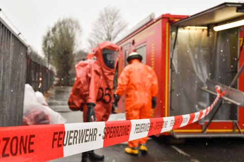 Giftalarm in Hamburg: Die Feuerwehr rückt mit Schutzanzügen an