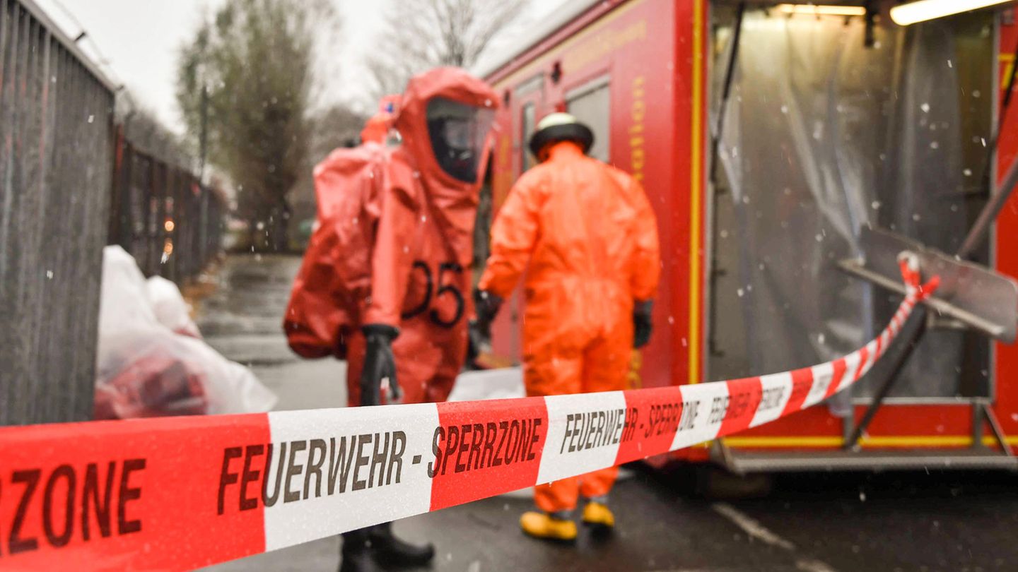 Giftalarm in Hamburg: Die Feuerwehr rückt mit Schutzanzügen an