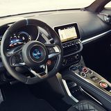 Das Cockpit soll sportlichen Flair verströmen