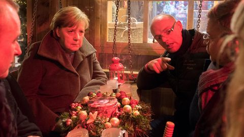 Bundeskanzlerin Merkel im Gespräch mit Überlebenden des Berliner Terroranschlags