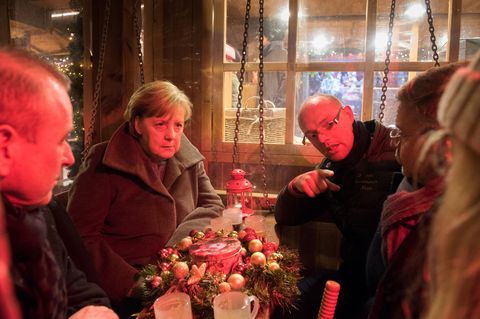 Bundeskanzlerin Merkel im Gespräch mit Überlebenden des Berliner Terroranschlags