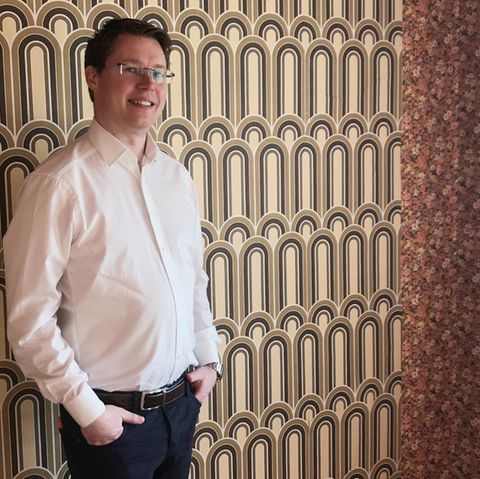 "Es ist nicht immer alles nur schön": Immobilienmakler Sebastian Fesser muss auch schwierigere Objekte wie dieses 50er-Jahre-Haus an den Mann bringen