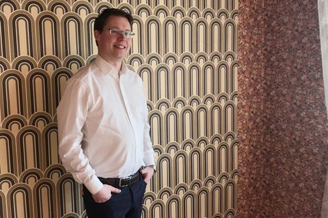 "Es ist nicht immer alles nur schön": Immobilienmakler Sebastian Fesser muss auch schwierigere Objekte wie dieses 50er-Jahre-Haus an den Mann bringen
