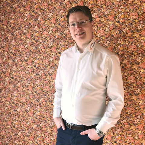 Haus mit Blümchentapete zu verkaufen: Immobilienmakler Sebastian Fesser in einem seiner Objekte