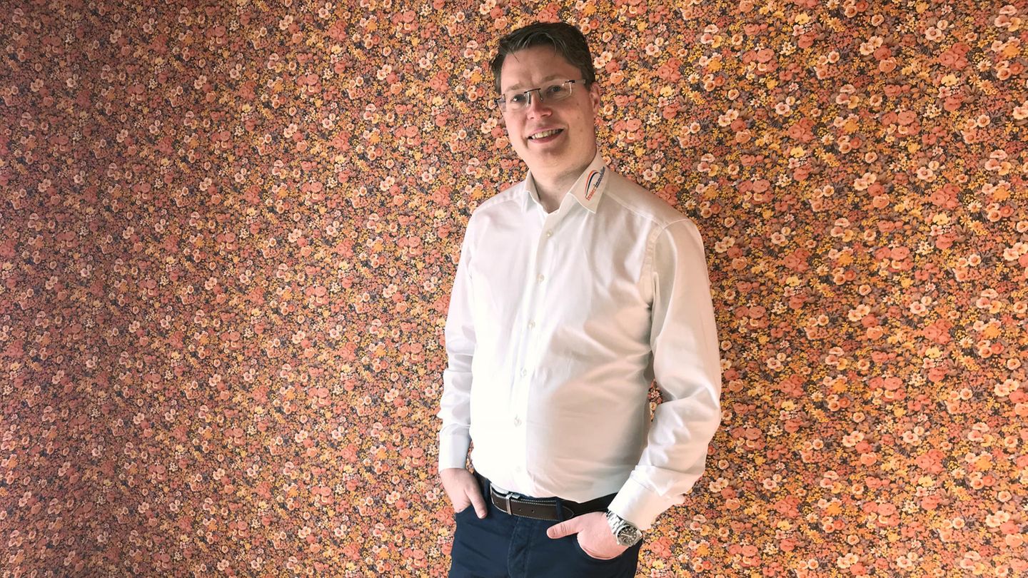 Haus mit Blümchentapete zu verkaufen: Immobilienmakler Sebastian Fesser in einem seiner Objekte