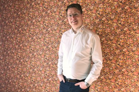Haus mit Blümchentapete zu verkaufen: Immobilienmakler Sebastian Fesser in einem seiner Objekte
